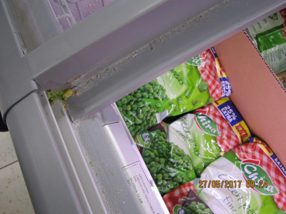 V predajni mraziaca vitrína so znečistenými vodiacimi lištami.