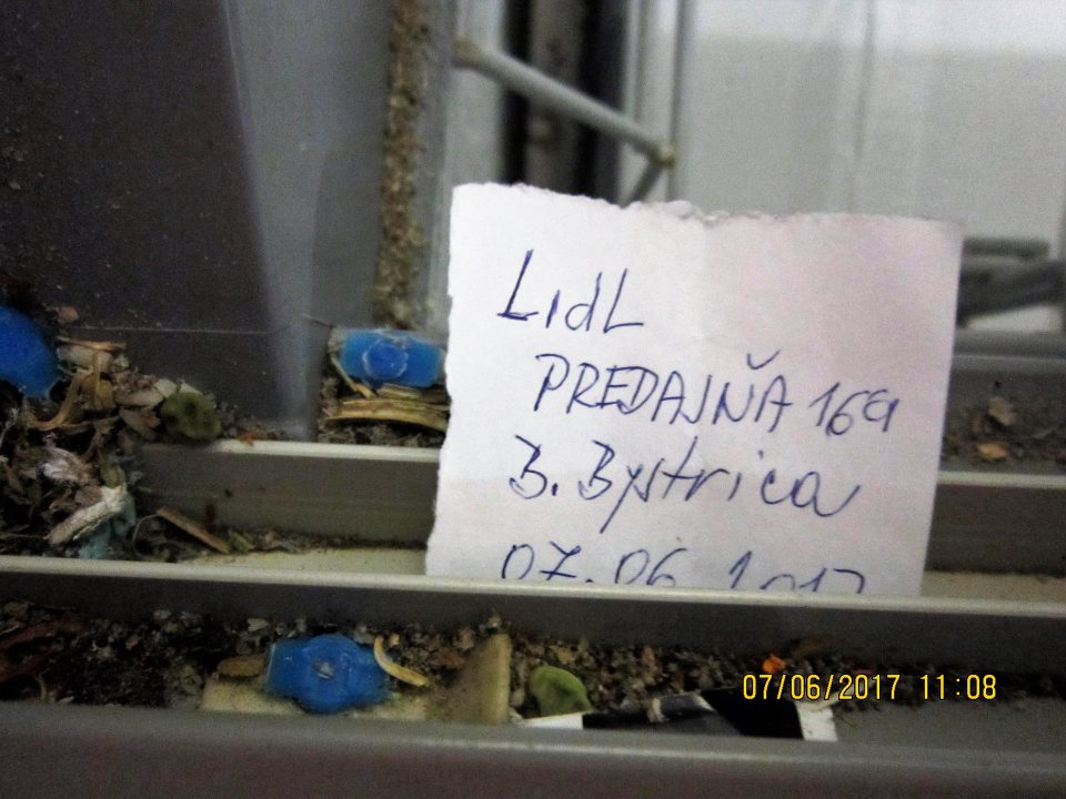 V mraziarenskom zariadení prevádzky znečistené lišty.