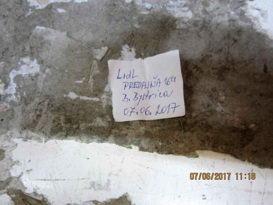 V prevádzke znečistená spodná časť chladiarenskej vitríny zbytkami kartónov. 