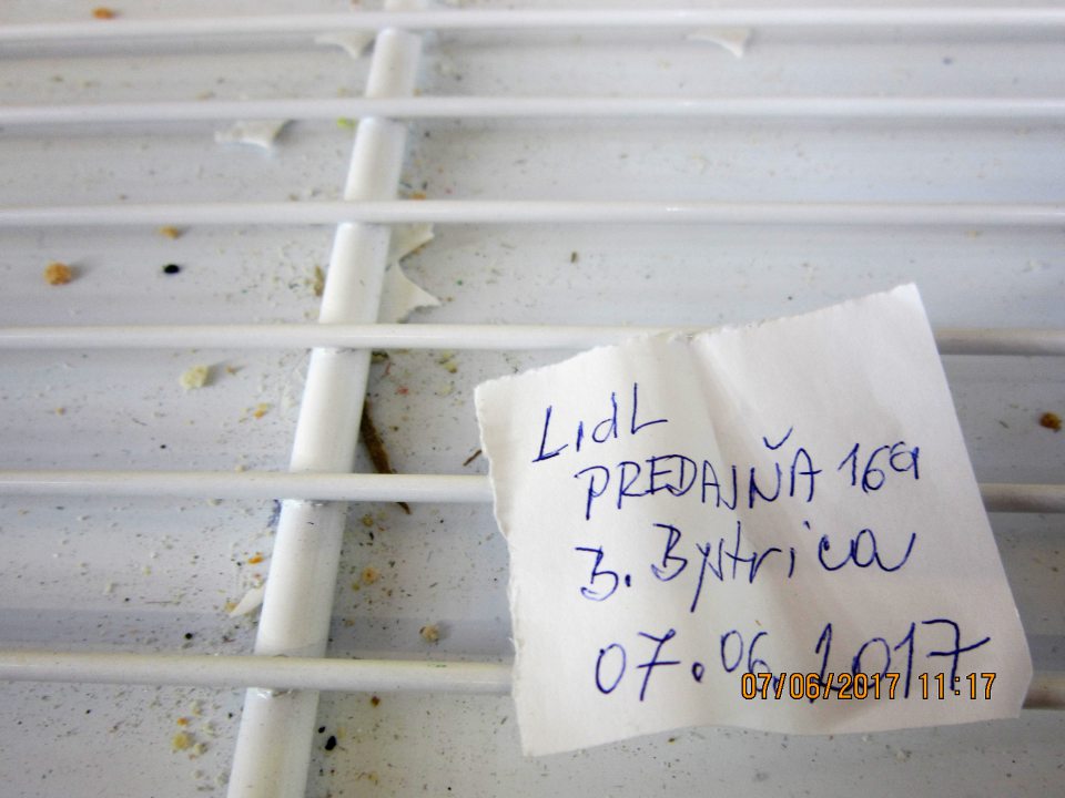 V prevádzke znečistená spodná časť mraziarenskej vitríny.