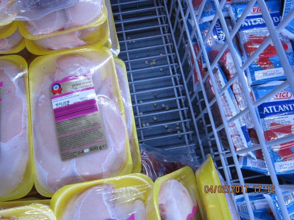 V mraziacej vani rozsypaná mrazená zelenina.