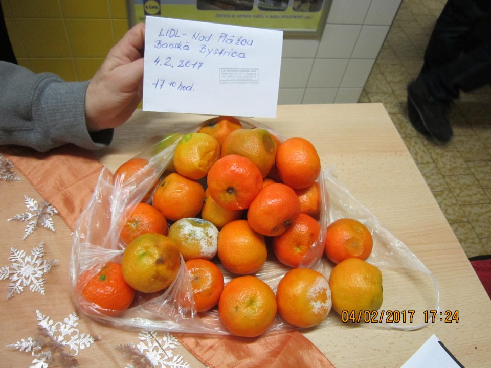 V predajni zistený predaj plesnivých, roztečených a zhnitých mandarínok, z 8 kg pretriedených mandarínok bol vyčlenený z predaja 1,9 kg tak znehodnotených mandarínok nevhodných na ľudskú spotrebu.
