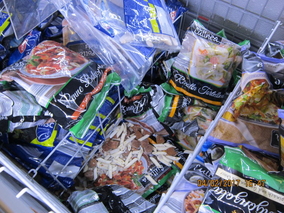 V mraziacej vani rozsypaný mrazený polotovar.