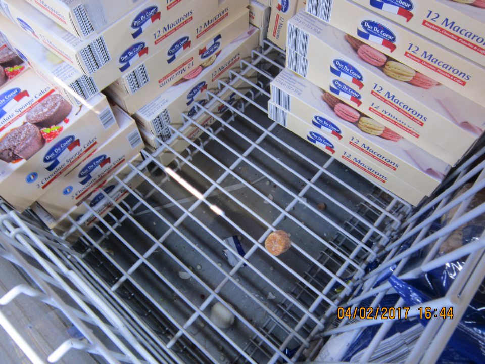 V mraziacej vani rozsypaný mrazený polotovar. 