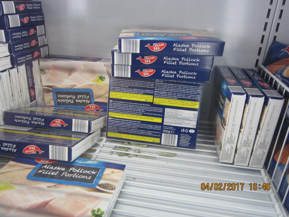 V mraziacej vani rozsypané mäsové polotovary. 