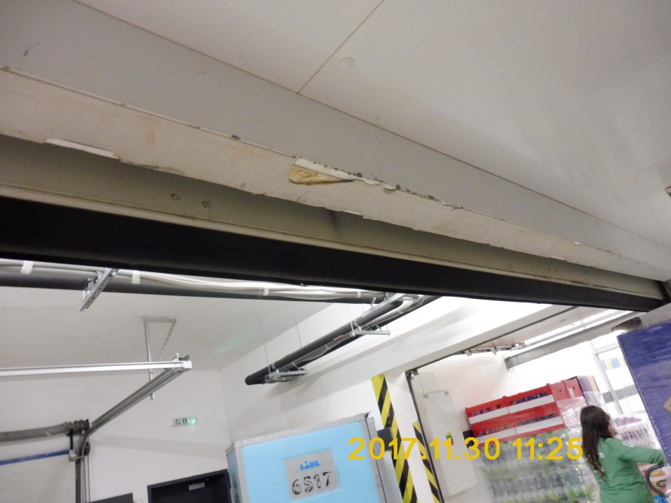 V chladiacom boxe v zázemí poškodený povrch stropnej konštrukcie -  odlomené plastové časti a odkrytá izolácia.