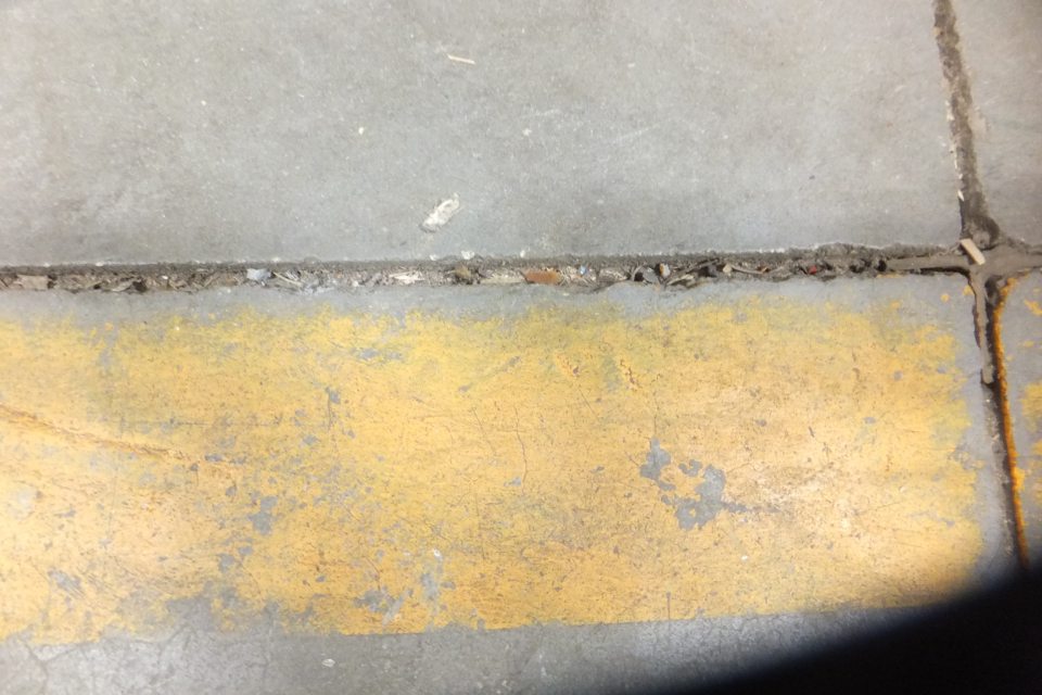 V suchom sklade sa nachádzajú široké dilatačné špáry v ktorých sa nachádzajú nečistoty a prach.