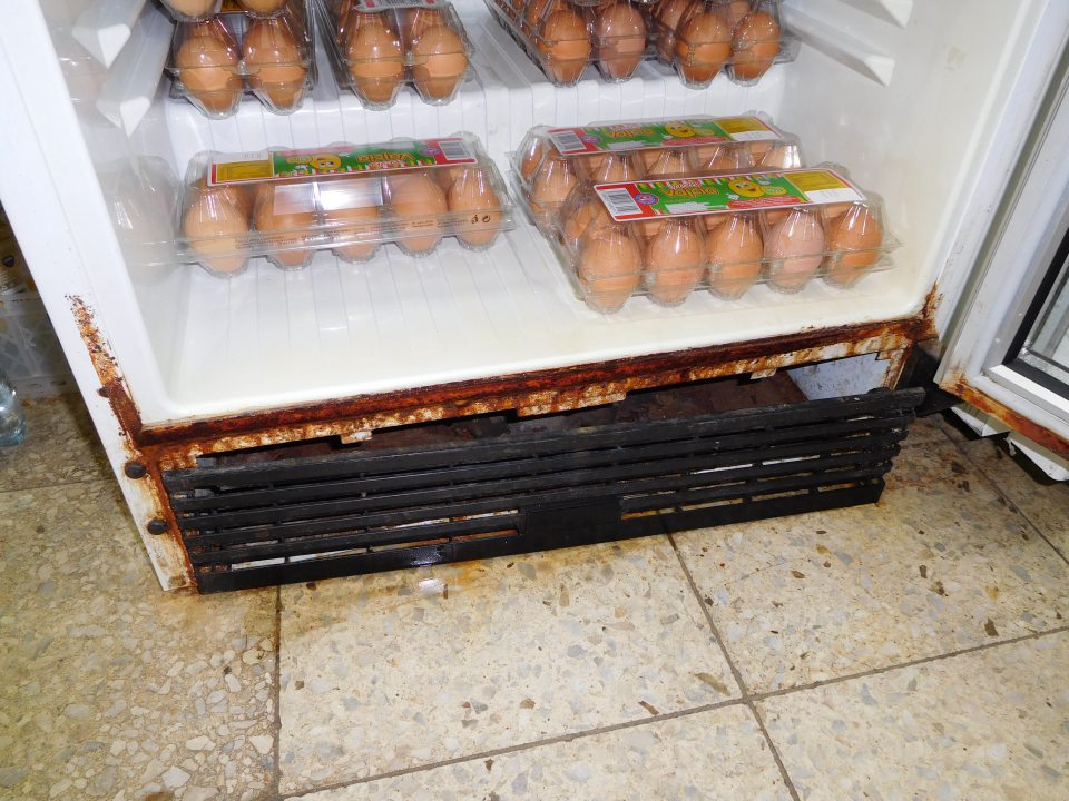 V sklade prevádzky skorodovaný povrch chladničky.