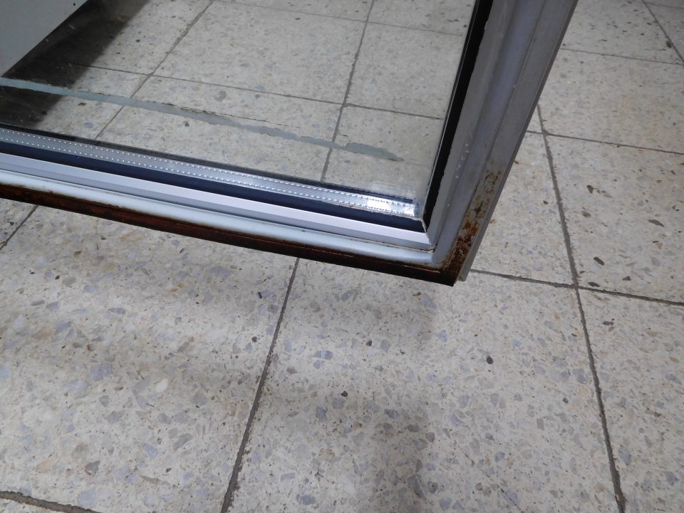 V prevádzke skorodované tesnenie na dvierkach chladničky.