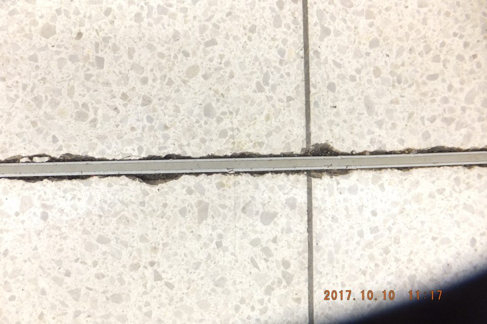 Na predajnej ploche poškodená podlaha.