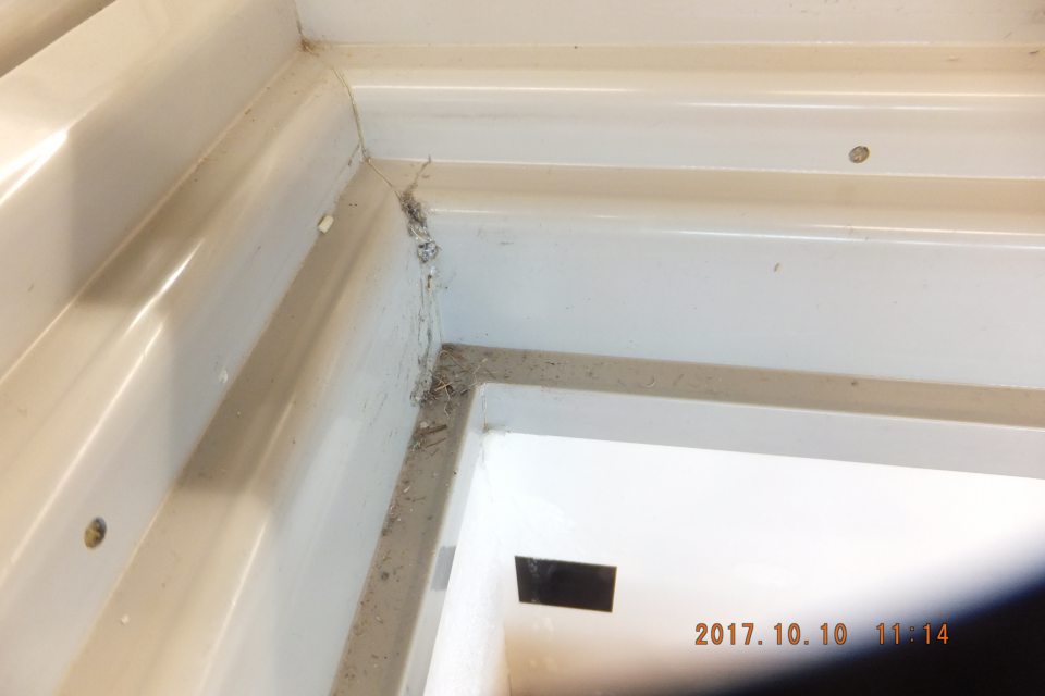 V mraziacom pulte určenom na predaj mrazených potravín nečistoty pod výsuvnými dvierkami.