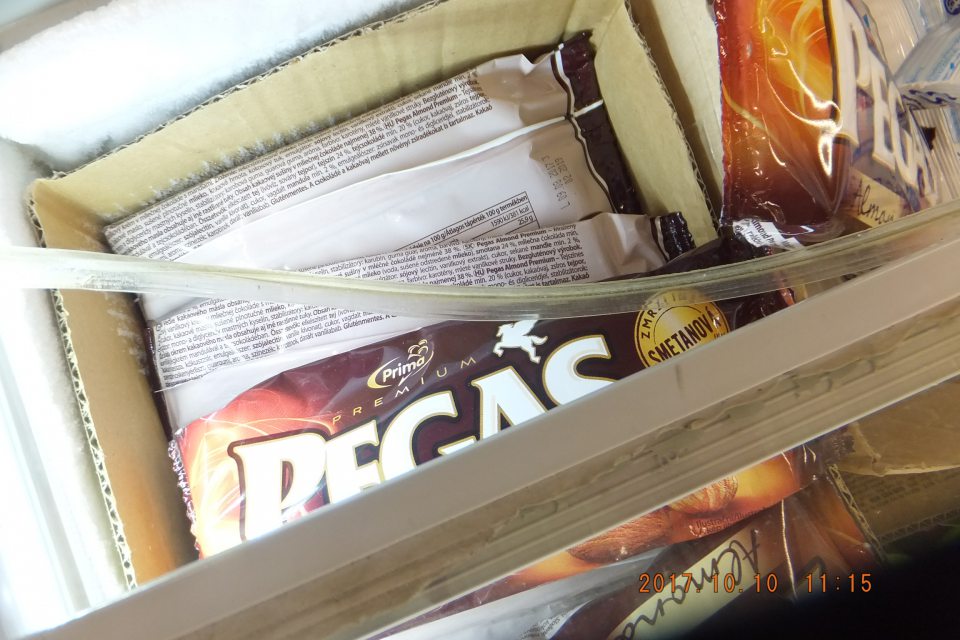 V mraziacom boxe pre mrazené mliečne výrobky poškodené izolačné tesnenie. 