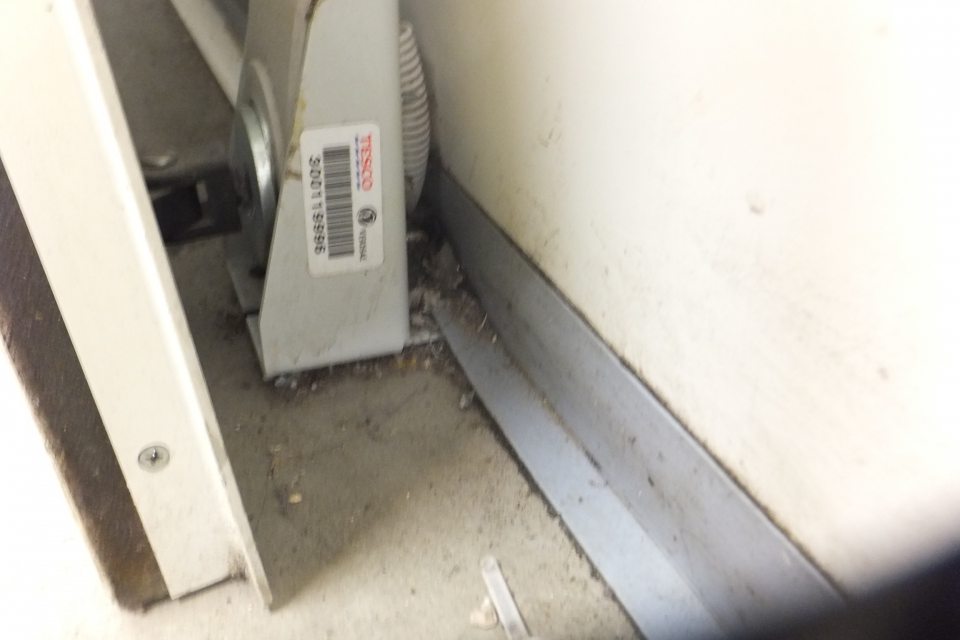 Znečistený priestor manipulačnej chodby prevádzky.