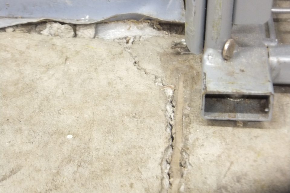 Poškodená podlaha v skladových priestoroch prevádzky.