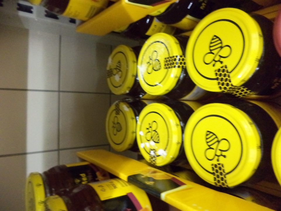 Znečistené  obaly potravín na predajni po predchádzajúcej rekonštrukcii