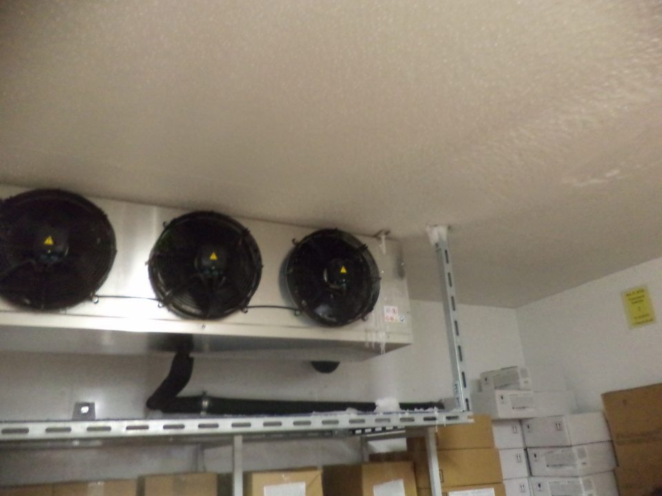 V mraziacom boxe na mrazený polotovar silná námraza na strope, tečúci kondenz