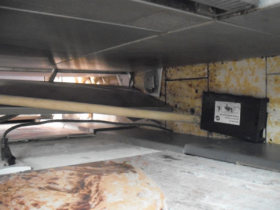 V úseku na dopekanie pekárenských výrobkoch okolo pecí na dopekanie nahromadené hrubé nečistoty