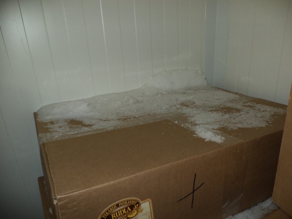 V mraziacom boxe prevádzky neúmerná námraza.