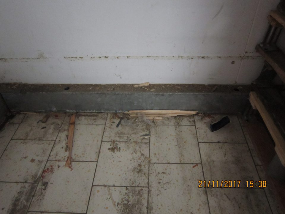 V sklade potravín znečistená podlaha.