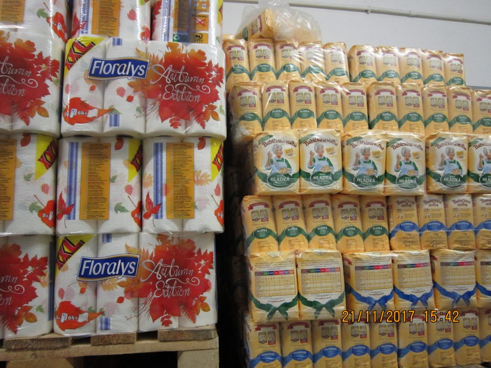 V sklade potravín v bezprostrednej blízkosti skladované nezlučiteľné druhy tovaru (múka, parfumové kuchynské utierky).