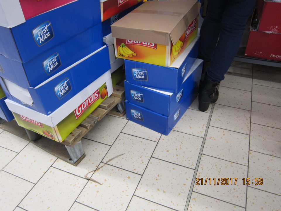 Na predajnej ploche potraviny (cukrovinky, čokolády) uložené v druhotnom kartónovom obale priamo na podlahe.