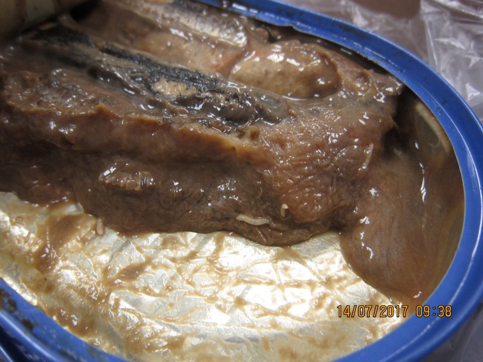 Predaj výrobku so senzorickými zmenami, s prítomnosťou živých červov.