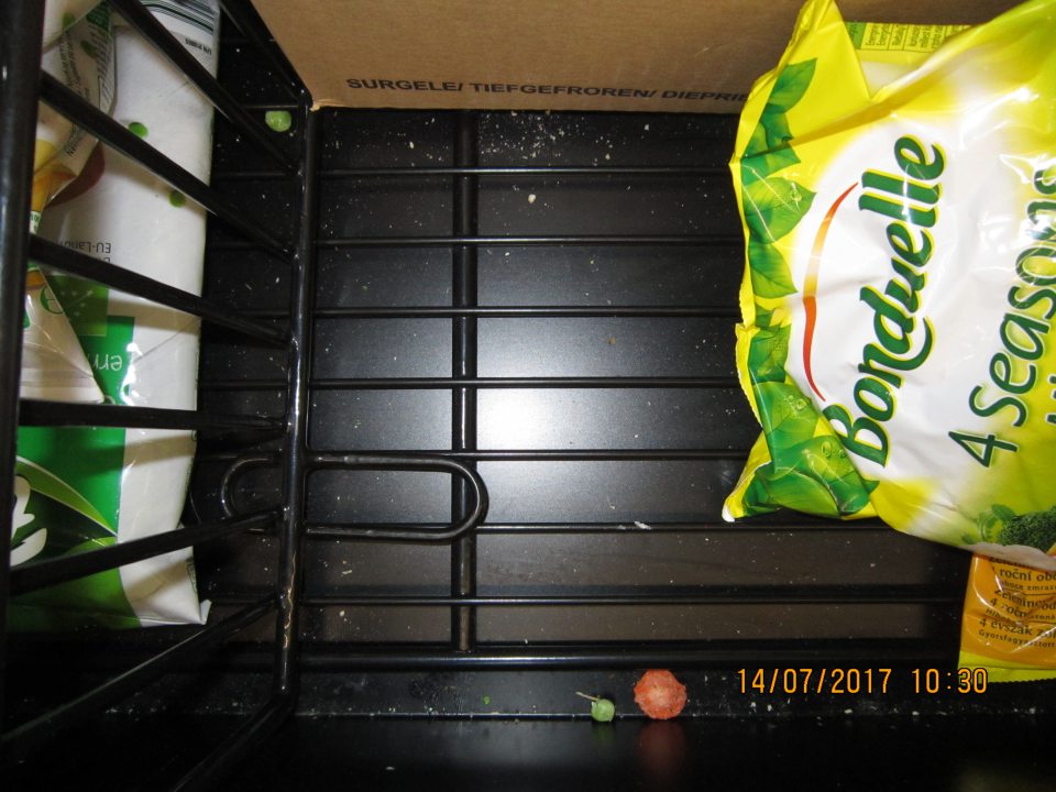 V prevádzke úložná plocha mraziaceho zariadenia znečistená zvyškami predávaných výrobkov.