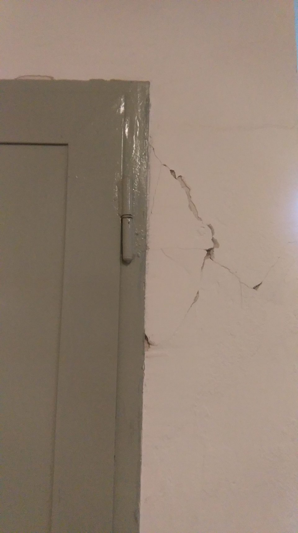 V sklade prevádzky porušená celistvosť steny.