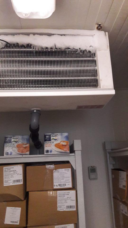 V mraziacom boxe prevádzky neúmerná námraza na mraziacej jednotke.