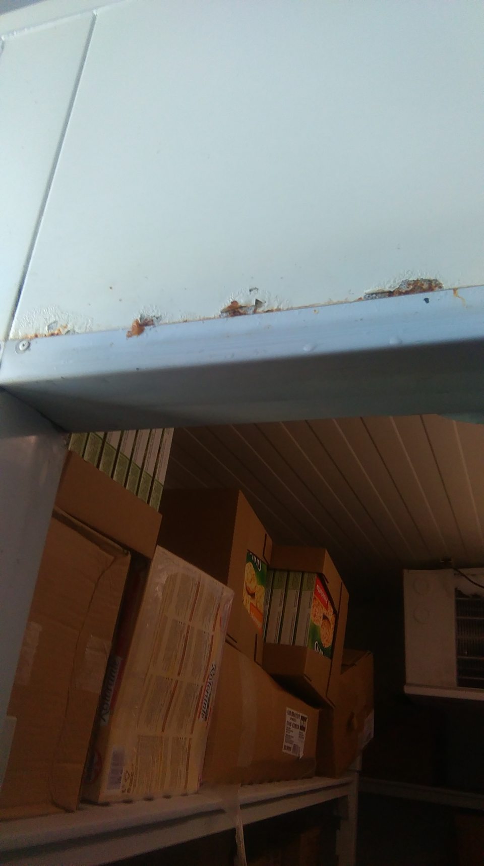 V prevádzke korózia nad dverami mraziaceho boxu.
