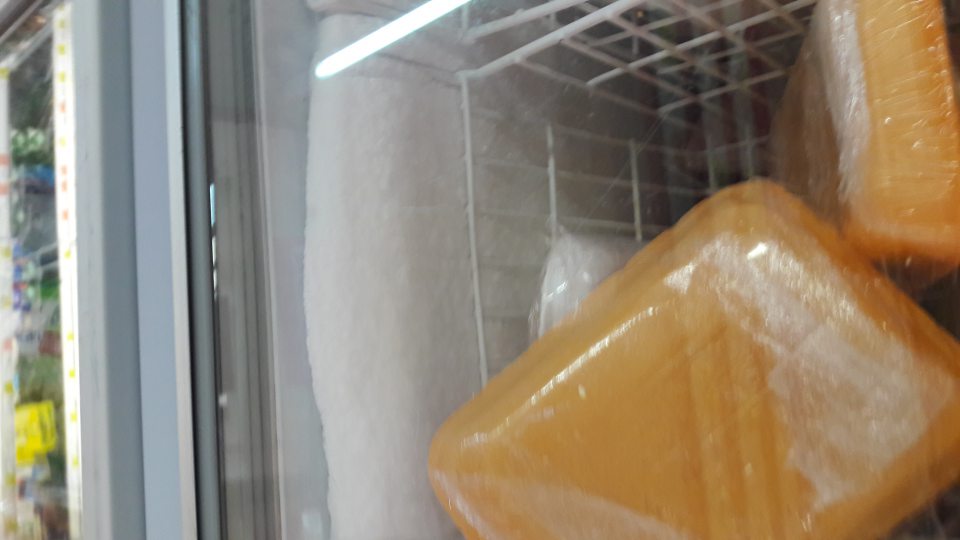 V mraziacej vitríne s mrazenou hydinou - značná námraza.