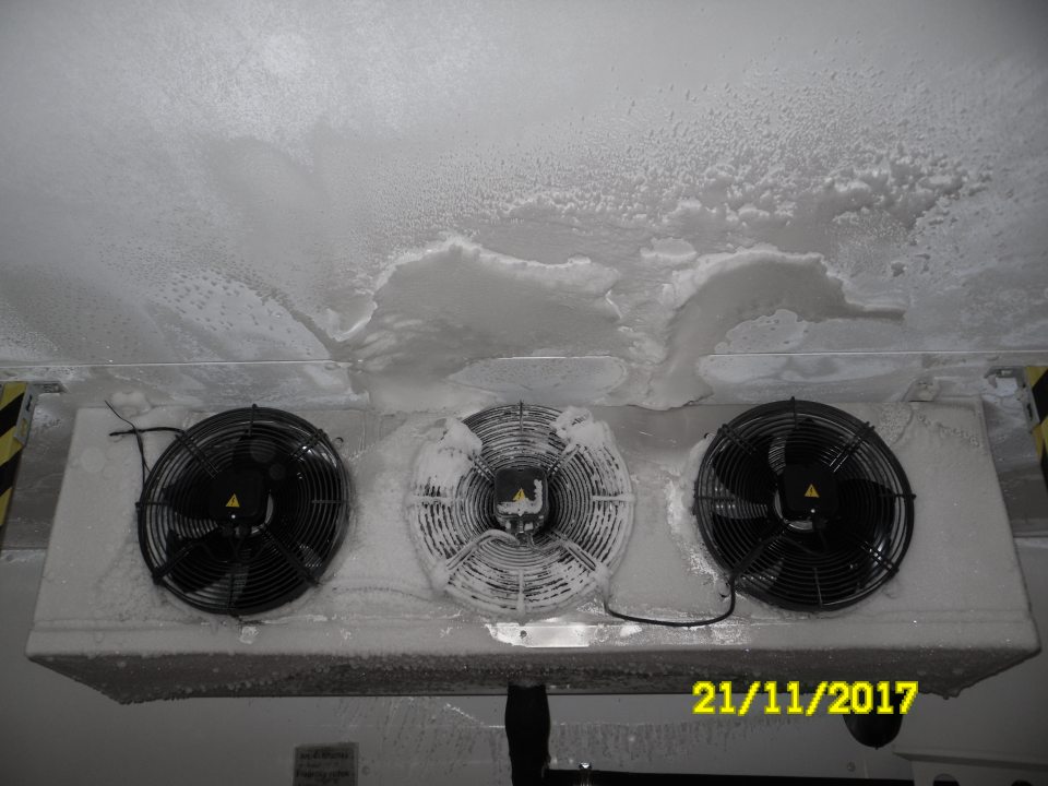 V mraziarenskom boxe s uchovávanými mrazenými pekárskymi polotovarmi neúmerná vrstva námrazy na klimatizačnej jednotke.