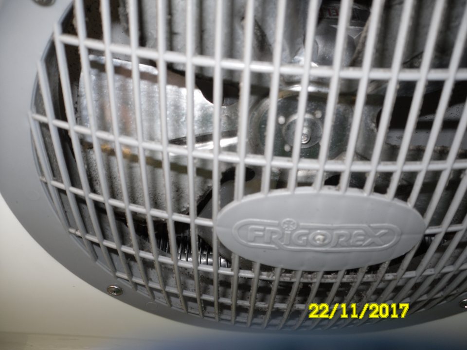 V chladiarenskej vitríne s nealko nápojmi znečistený ventilátor.