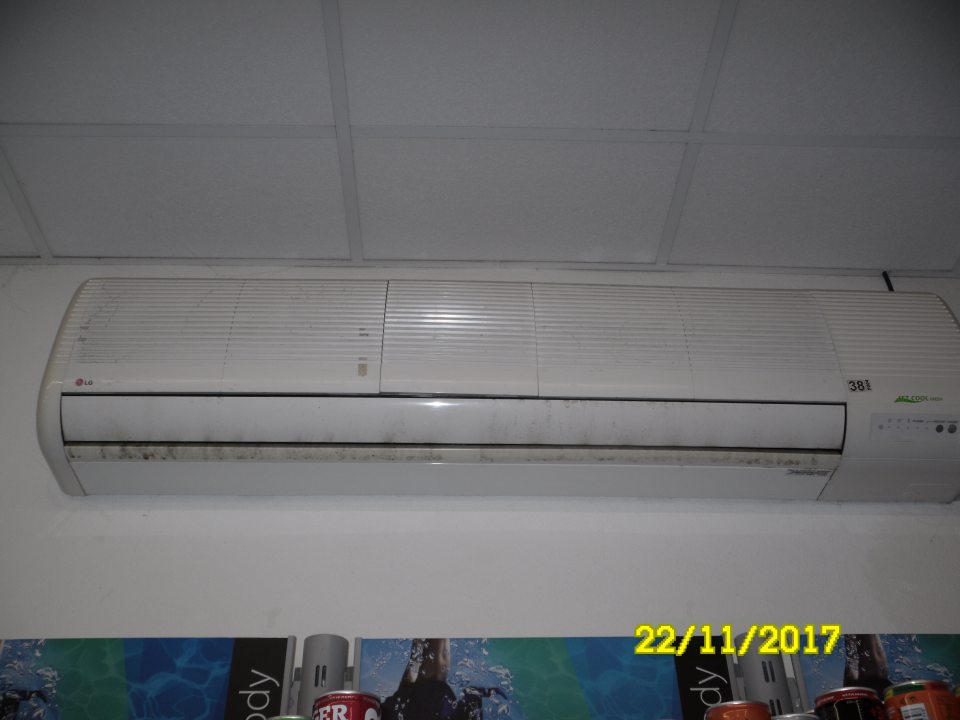 V prevádzke znečistená stropná klimatizačná jednotka.