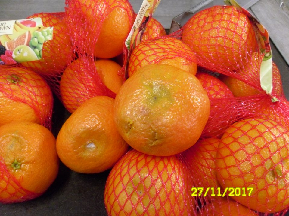 Predaj ovocia nevhodného na ľudskú spotrebu z dôvodu výskytu hniloby, plesne a rozbredlej konzistencie.