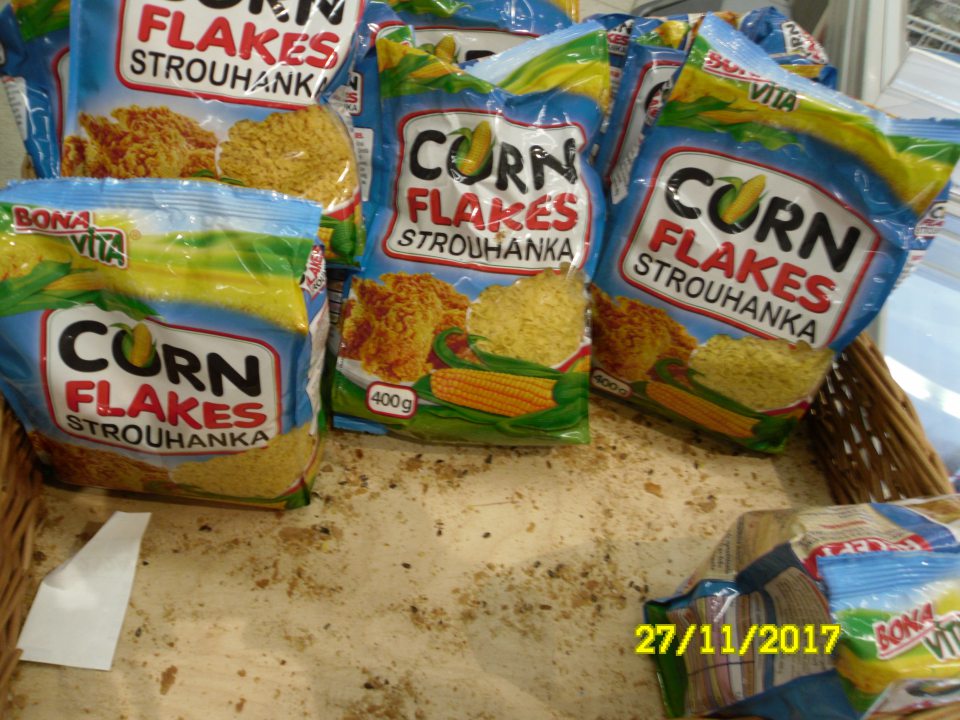 V prevádzke znečistený prútený kôš s cereálnymi výrobkami.