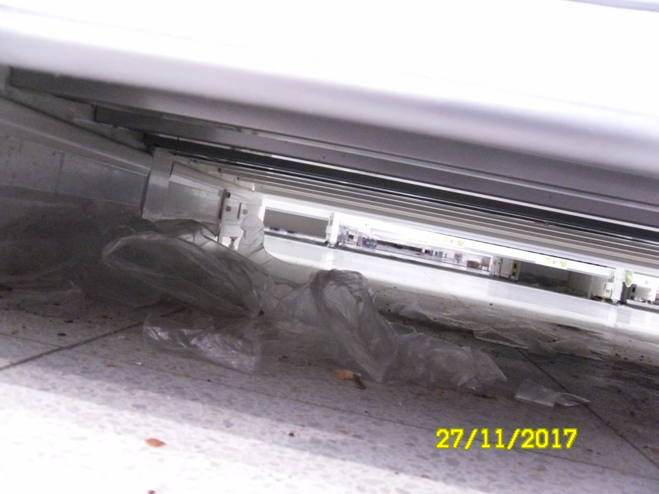 V prevádzke znečistená podlaha prachom, omrvinkami, zvyškami posypových surovín a inými nečistotami.