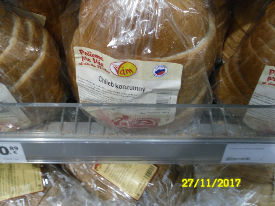 V predajni znečistený regál s vystavovanými balenými pekárskymi výrobkami.