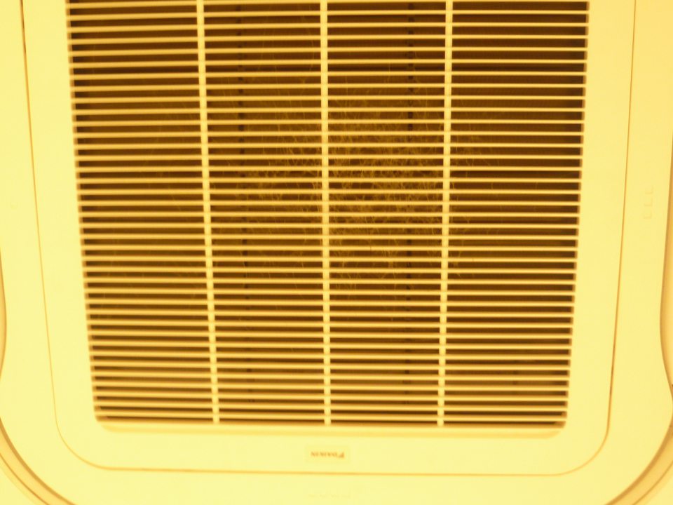 V mraziacom boxe prevádzky so skladovanými pekárskymi výrobkami znečistená klimatizačná jednotka. 