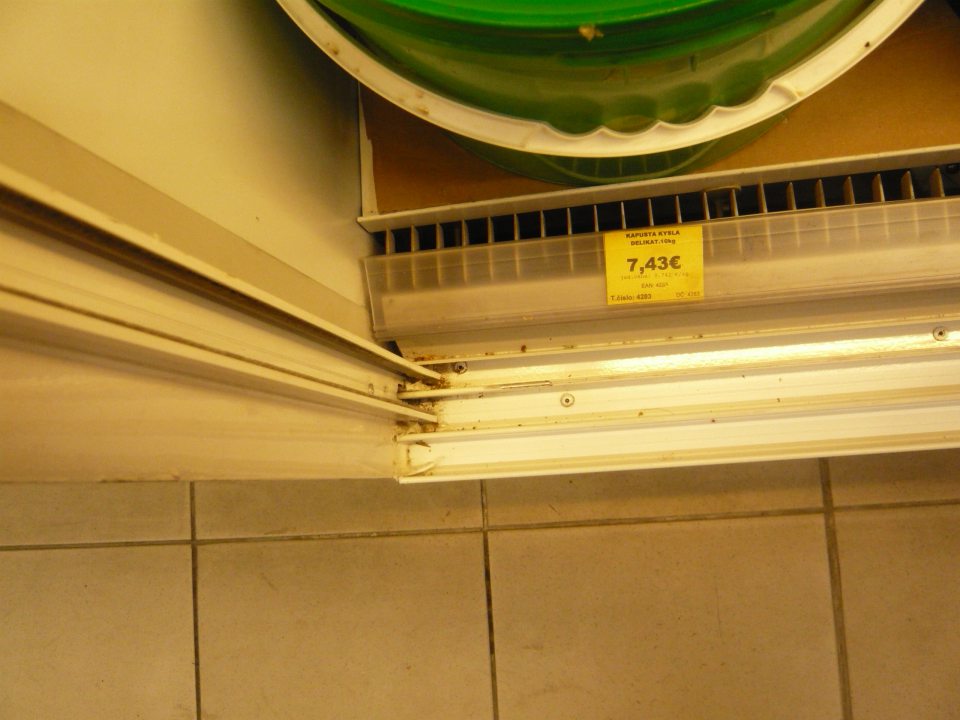 Na chladiacom zariadení znečistené vodiace lišty.