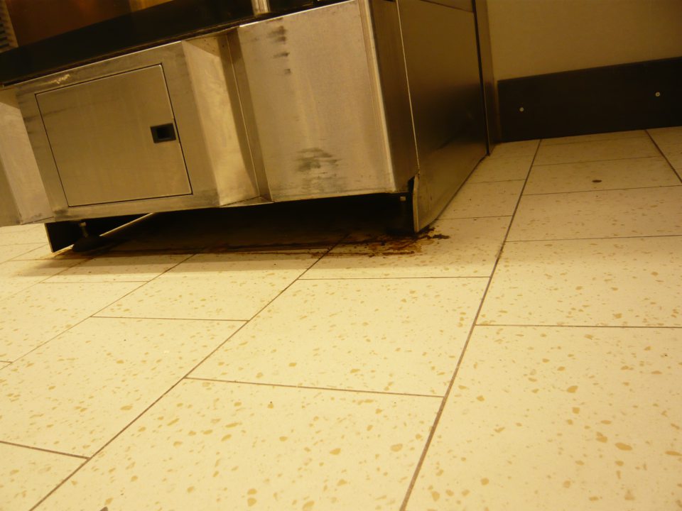 V prevádzke znečistená podlaha.