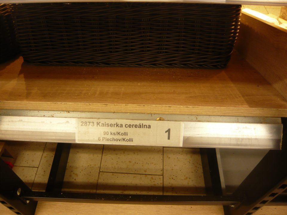 V prevádzke znečistený regál s vystavovanými nebalenými pekárskými výrobkami.