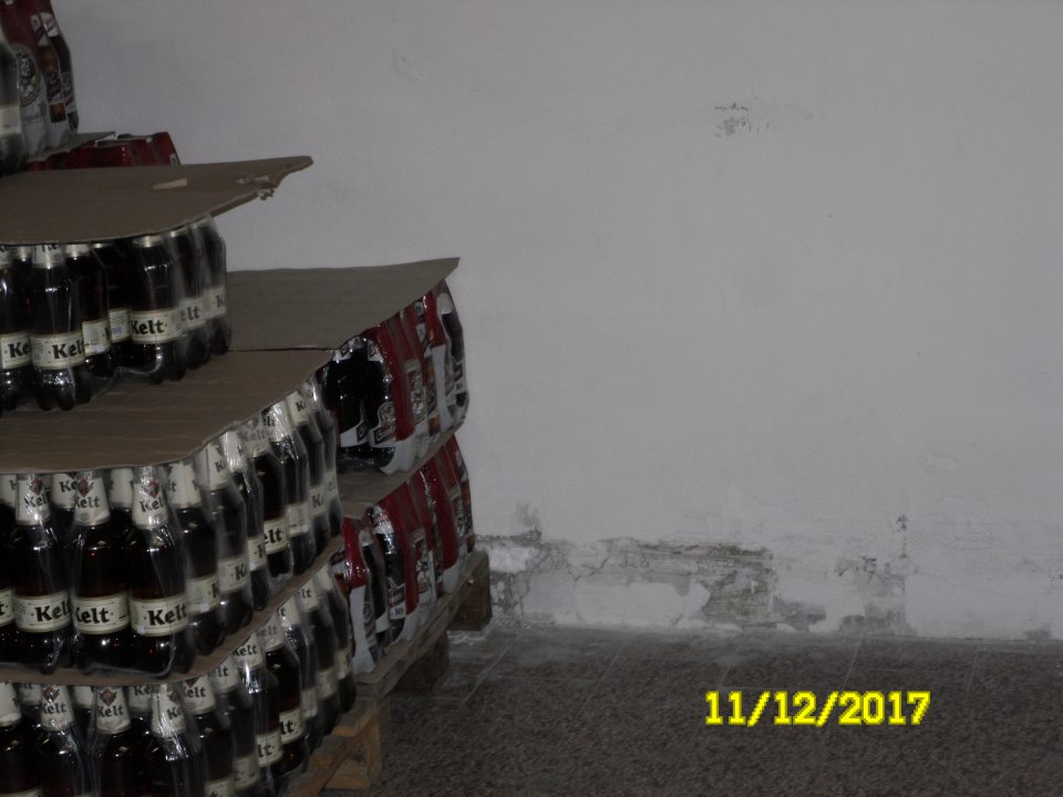 V prevádzke poškodená stena. 