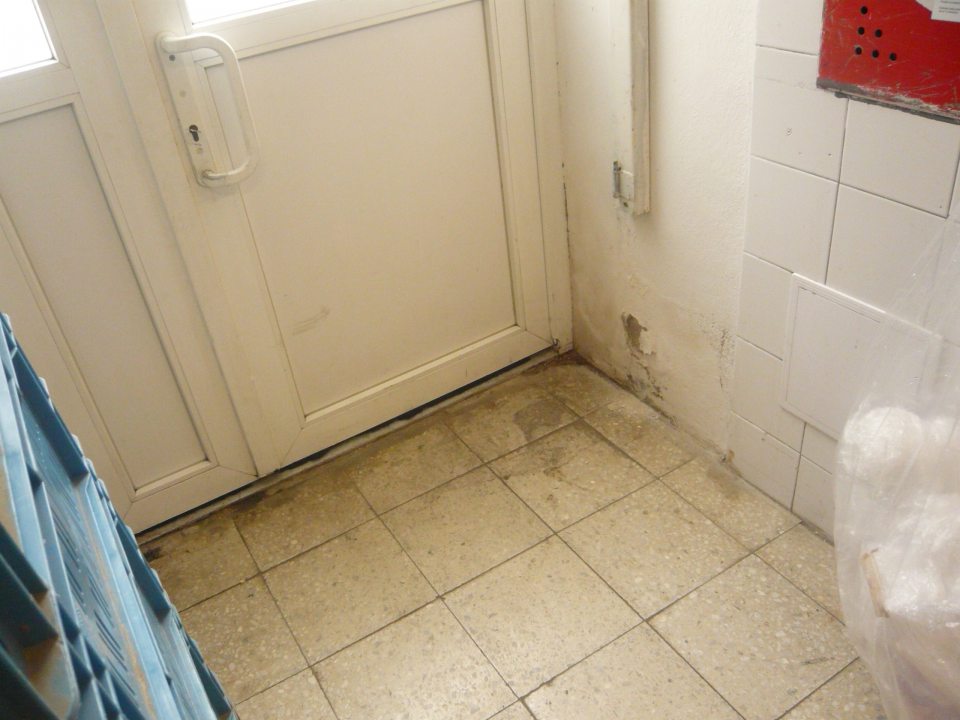 V sklade potravín zatečená spodná časť steny, olupujúca sa omietka.