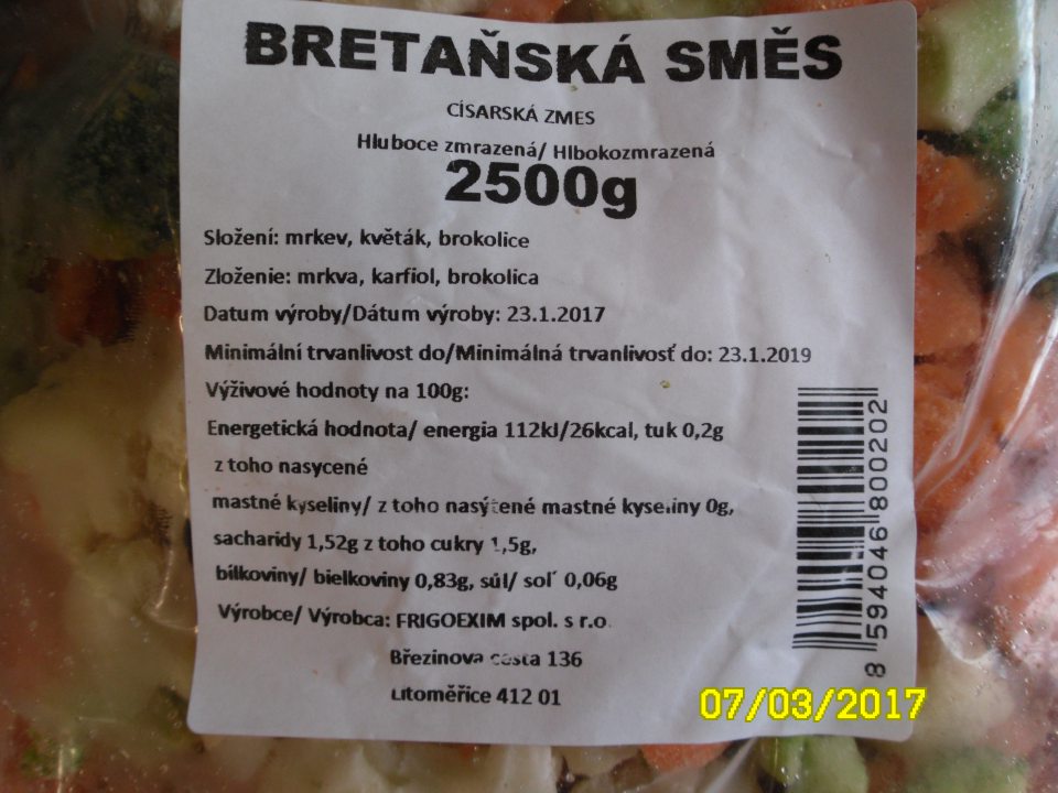 Nesprávne označený potravinársky výrobok. Na etikete nie je uvedená informácia, že po rozmrazení sa potravina nemá znova zmrazovať. 