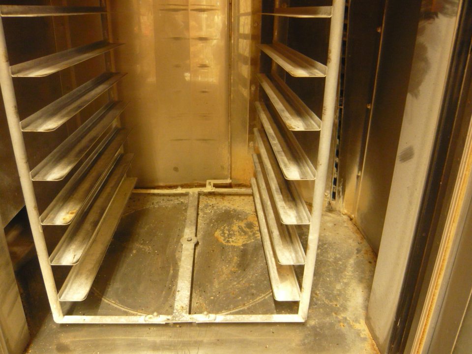 V prevádzke používaná znečistená elektrická pec.