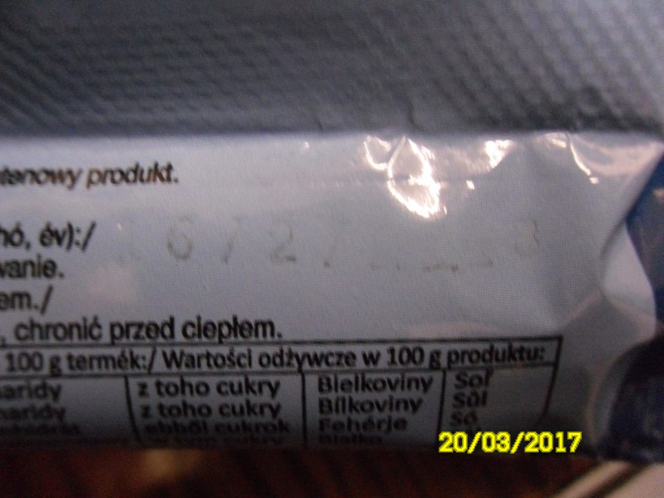 Nedostatočne označený výrobok, u ktorého je ťažko čitateľný dátum minimálnej trvanlivosti.