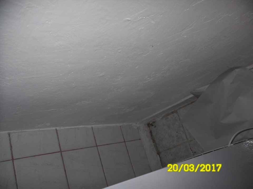 Výskyt nečistôt a použitého obalového materiálu za chladiarenským zariadením s mäsovými výrobkami.