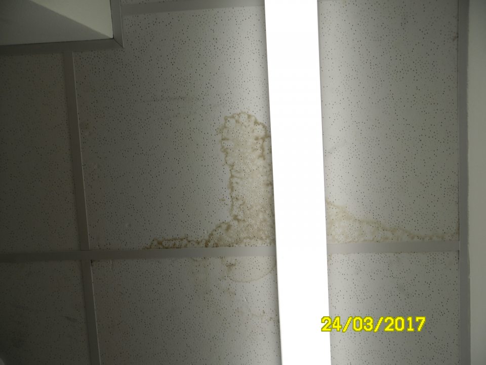 Zatečený a znečistený strop vo vstupnej časti z predajne do šatne pre zamestnancov.