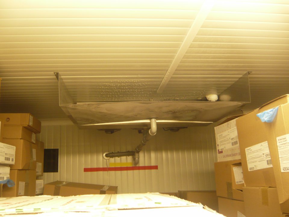 Zamrznutý kondenz na klimatizačnej jednotke a na strope v blízkosti jednotky.